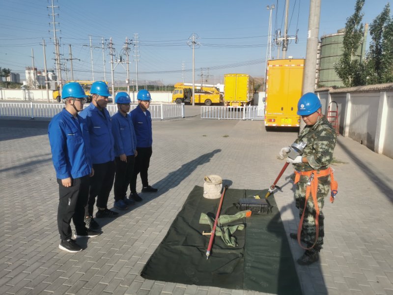 烏海電業(yè)局配電帶電作業(yè)中心：現(xiàn)場培訓(xùn)求實(shí)效，技能素質(zhì)再提升