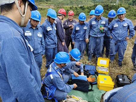 鳳慶供電局開展接地電阻儀、直流試送儀的培訓(xùn)