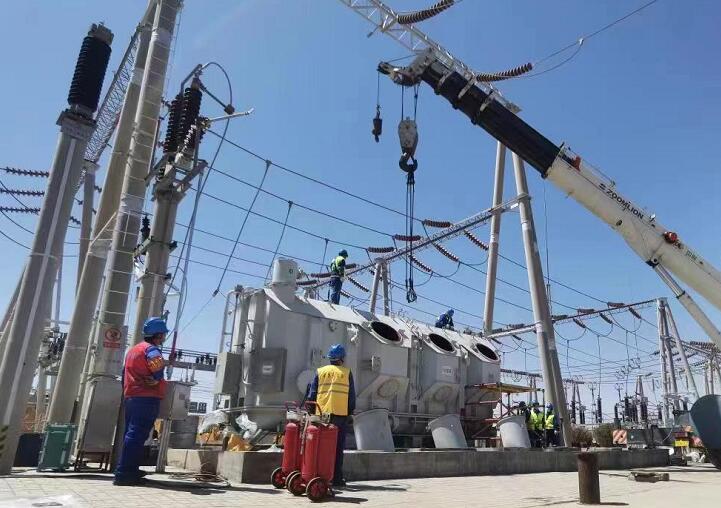 吊罩成功！主變大修工程為“綠色電”保駕護(hù)航
