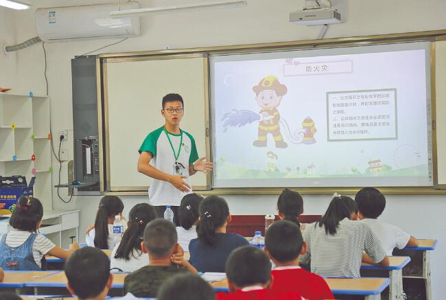 郝明?。簬椭嗳?傳遞更多溫暖