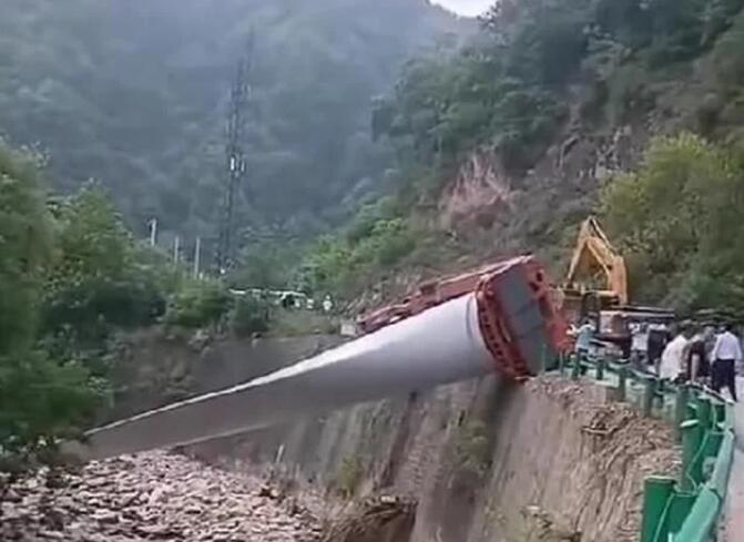 陜西寶雞隴縣：80米風電扇葉運輸車歪倒，正救援