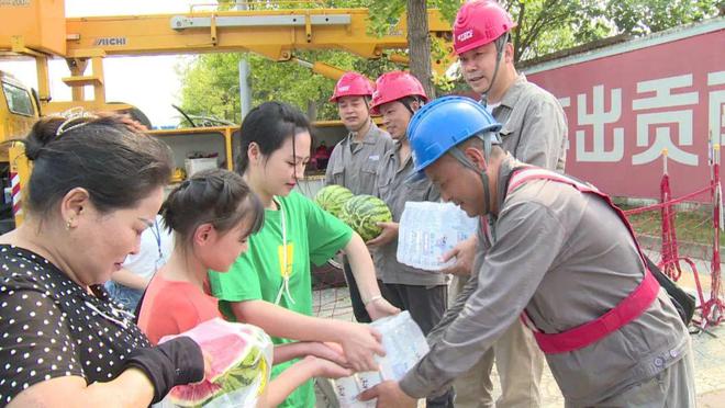 四川什邡：電力工人高溫保電忙，社區(qū)群眾熱情慰問表感謝