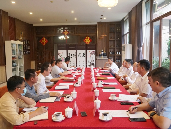 中國(guó)電建黨委常委、副總經(jīng)理徐鵬程與海南萬(wàn)寧市委書記蓋文啟、市長(zhǎng)王三防座談