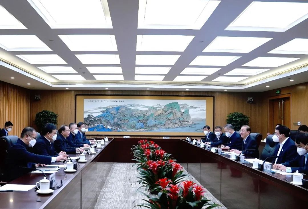 華電集團(tuán)董事長(zhǎng)江毅、總經(jīng)理葉向東與國(guó)家電網(wǎng)董事長(zhǎng)辛保安、總經(jīng)理張智剛舉行會(huì)談