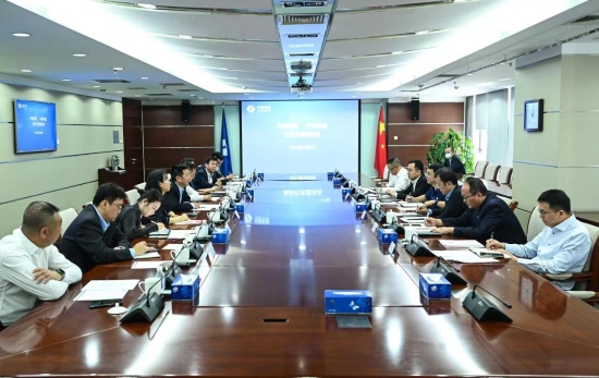 中國(guó)電建黨委常委、副總經(jīng)理劉源與中國(guó)建材股份副總裁王兵舉行會(huì)談