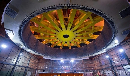 黃河上游在建海拔最高、裝機容量最大的水電站首臺機組定子順利吊裝