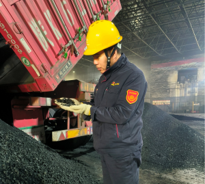 把好煤質(zhì)初檢關口——記陜投集團趙石畔煤電燃運中心班長馮海強