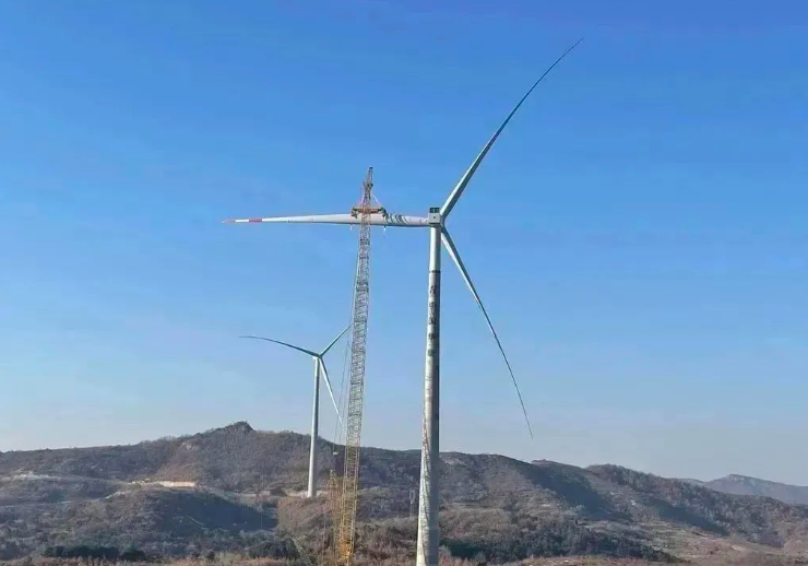 中石化起運(yùn)公司營(yíng)口風(fēng)電項(xiàng)目首臺(tái)混塔圓滿吊裝！