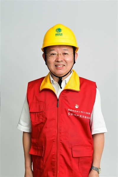 全國(guó)人大代表、國(guó)網(wǎng)浙江慈溪市供電公司客服中心社區(qū)經(jīng)理錢海軍——讓訴訟服務(wù)之光照亮千家萬(wàn)戶