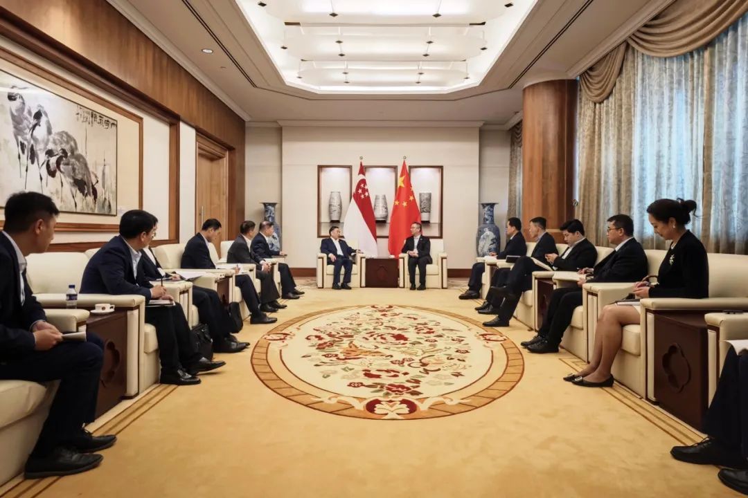 中國(guó)能建黨委書(shū)記、董事長(zhǎng)宋海良與中國(guó)駐新加坡大使館臨時(shí)代辦朱憬會(huì)談