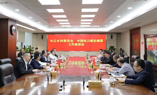 中國(guó)電建黨委書記、董事長(zhǎng)丁焰章與長(zhǎng)江水利委員會(huì)黨組書記、主任劉冬順會(huì)談