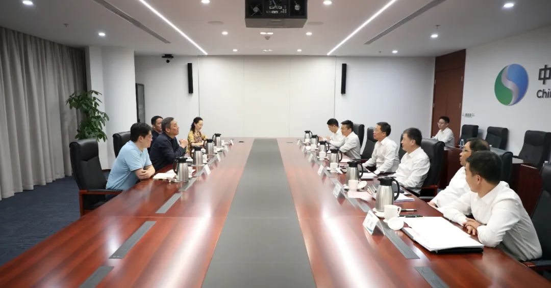 中國(guó)電氣裝備李洪鳳董事長(zhǎng)、周群總經(jīng)理會(huì)見(jiàn)上海市經(jīng)信委副主任戎之勤
