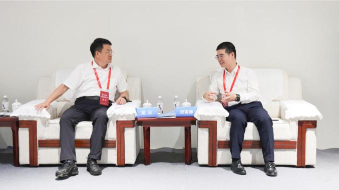 吳云與中國科學(xué)院院士、中國氫能聯(lián)盟戰(zhàn)略指導(dǎo)委員會委員、廈門大學(xué)教授鄭南峰座談