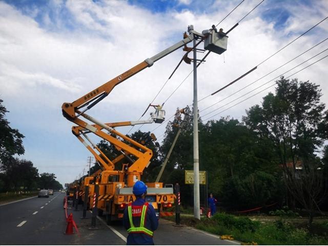 國網(wǎng)郫都供電公司“雙車”帶電緊急搶修，確保上萬群眾用電無憂