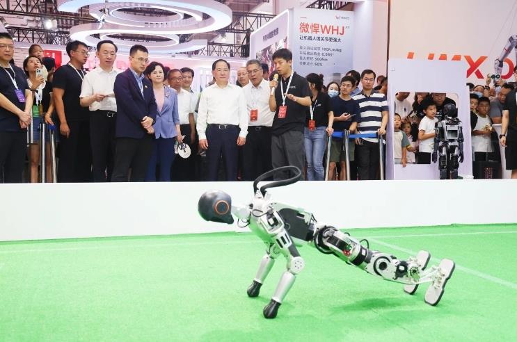 工信部黨組書記、部長(zhǎng)金壯龍參觀調(diào)研2024世界機(jī)器人大會(huì)