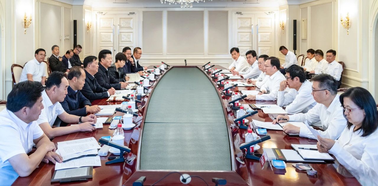 大唐集團(tuán)總經(jīng)理、黨組副書記張傳江與青海省海南州委書記呂剛、州長尕瑪朋措會談