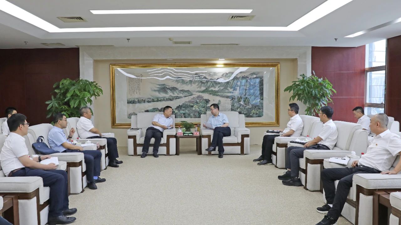 大唐四川公司黨委書記、董事長(zhǎng)梁華與水電十局黨委書記、董事長(zhǎng)范開(kāi)平會(huì)談