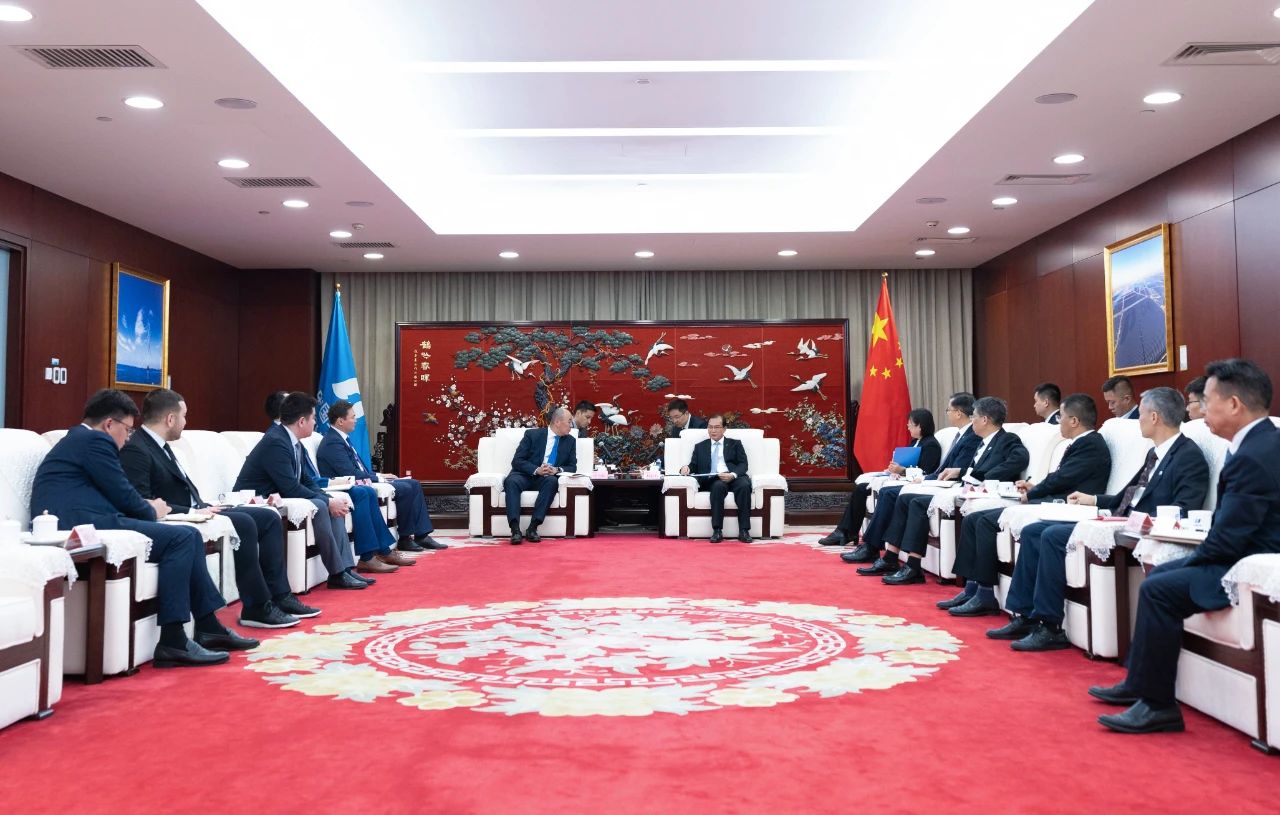 華電集團(tuán)董事長(zhǎng)、黨組書記江毅與哈薩克斯坦工業(yè)和建設(shè)部部長(zhǎng)哈納特·沙爾拉帕耶夫會(huì)談