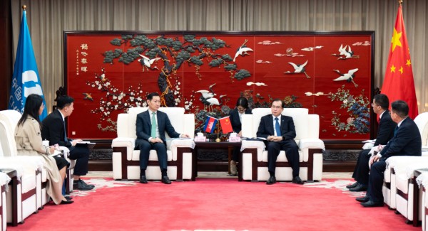 華電集團(tuán)董事長(zhǎng)、黨組書(shū)記江毅與柬埔寨礦能部部長(zhǎng)高·洛塔納會(huì)談