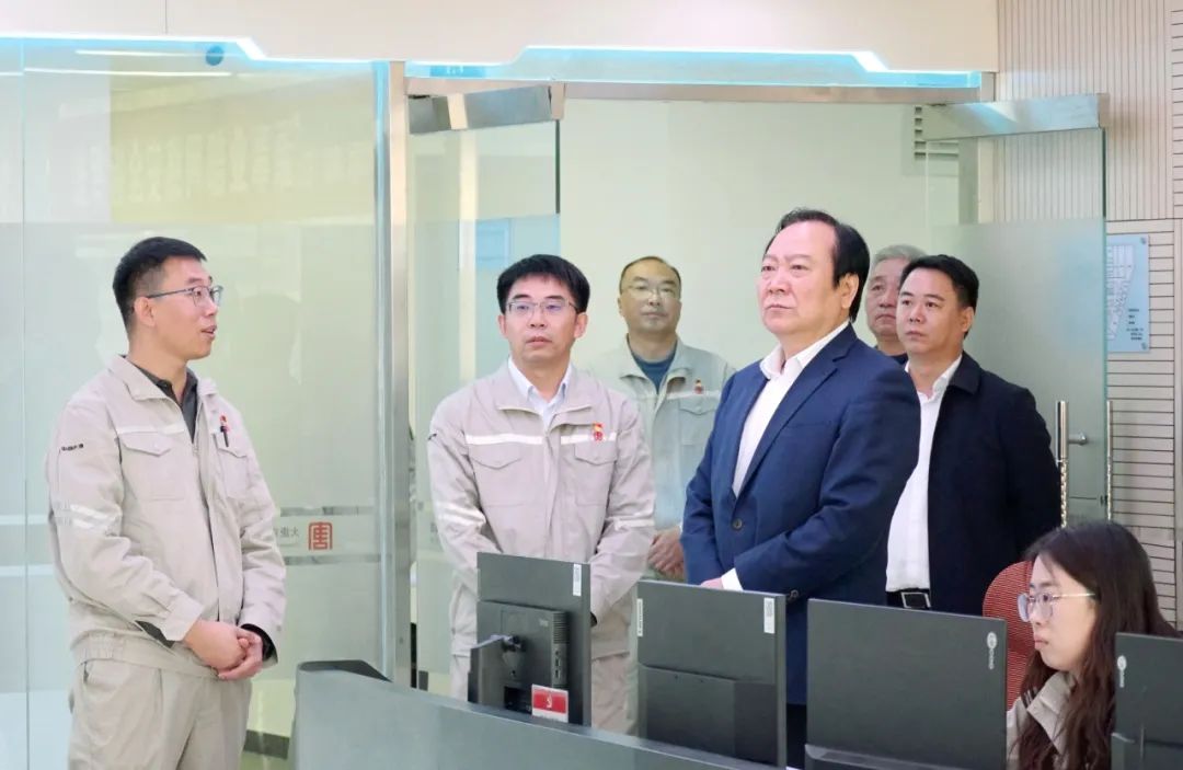 大唐國(guó)際發(fā)電公司黨委書記、董事長(zhǎng)李凱到承德新能源事業(yè)部調(diào)研