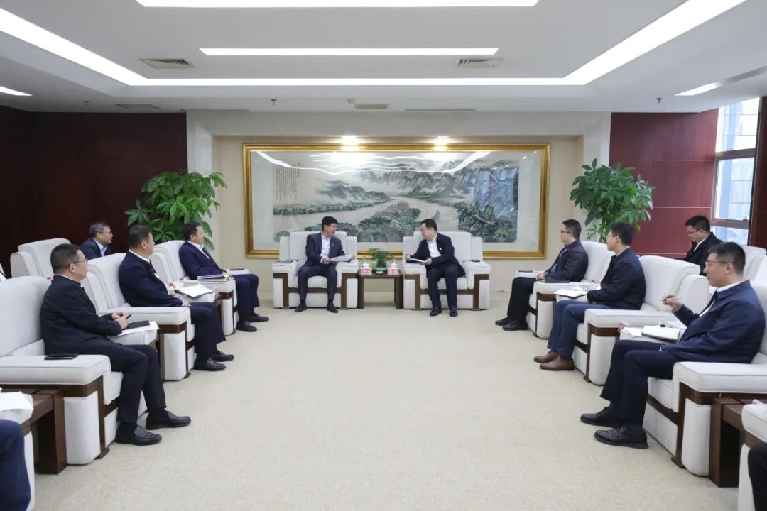 大唐四川公司黨委書記、董事長(zhǎng)梁華與中能建西南區(qū)域總部黨委書記、總經(jīng)理，中能建西南投資公司黨委書記、董事長(zhǎng)鄒小川會(huì)談