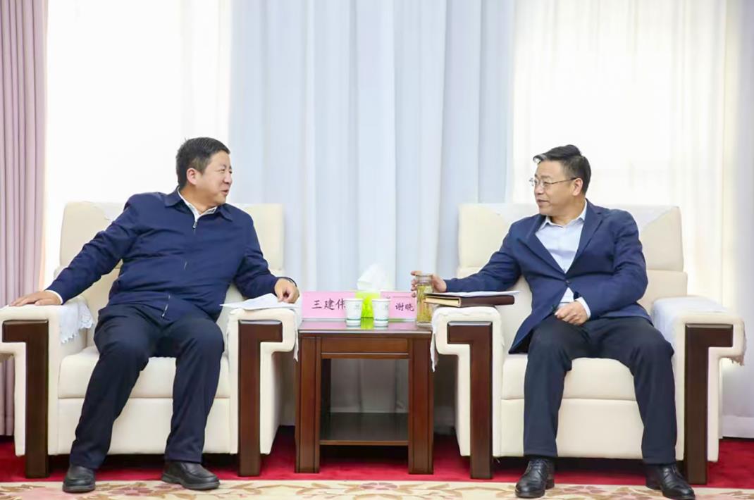 大唐甘肅公司黨委書(shū)記、董事長(zhǎng)王建偉與甘肅能化集團(tuán)黨委書(shū)記、董事長(zhǎng)謝曉鋒會(huì)談