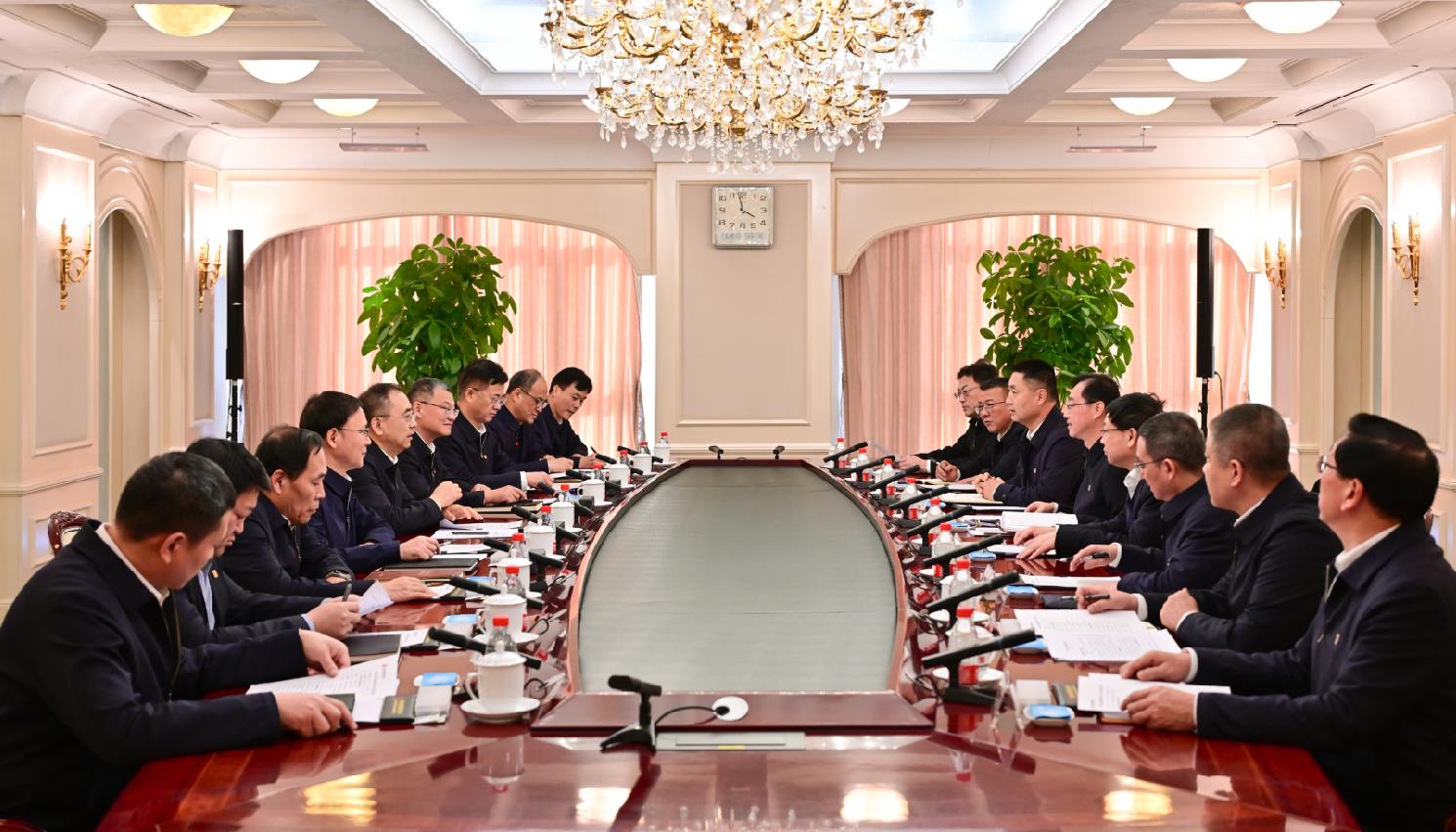 大唐集團董事長鄒磊、總經(jīng)理張傳江與中國安能董事長陳奕輝、總經(jīng)理周慶豐會談