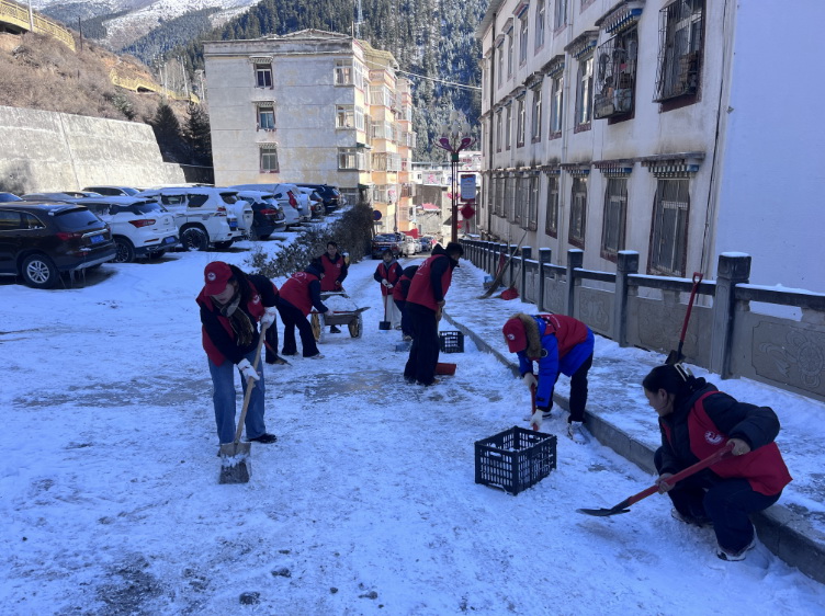 挺膺擔(dān)當(dāng)志愿服務(wù)，清冰除雪保障安全