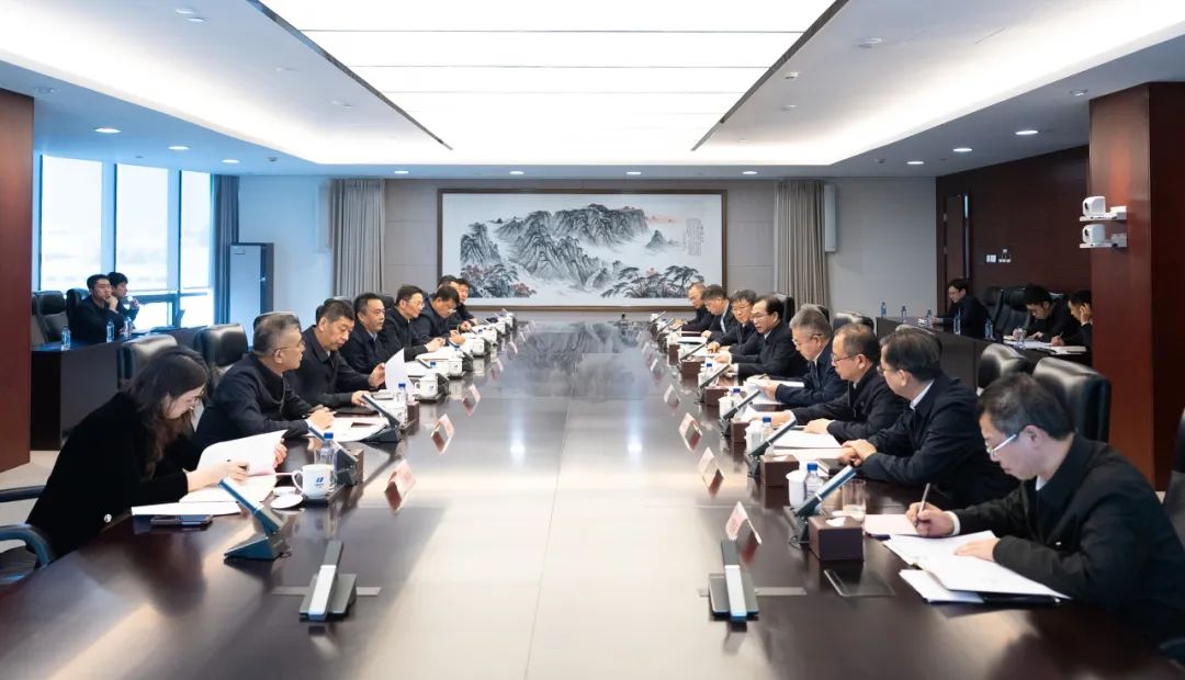 華電集團(tuán)董事長(zhǎng)江毅、總經(jīng)理葉向東與哈電集團(tuán)董事長(zhǎng)曹志安、總經(jīng)理黃偉舉行會(huì)談
