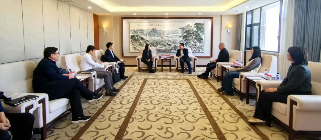 中國(guó)農(nóng)業(yè)銀行吉林省分行黨委委員、副行長(zhǎng)兼長(zhǎng)春分行黨委書(shū)記、行長(zhǎng)曹紅一行拜訪華電吉林公司