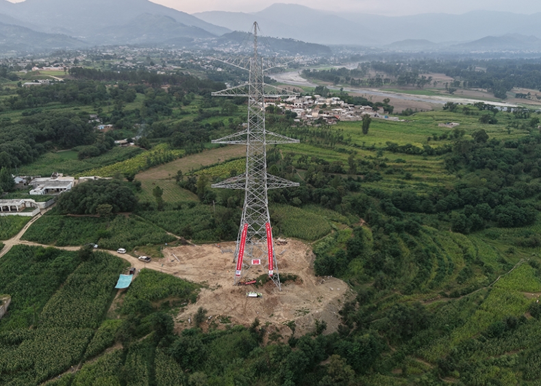巴基斯坦達蘇765千伏輸電線路首基鐵塔組立